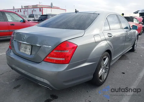 2012 Mercedes-Benz S 550 z USA, uszkodzony, nr VIN WDDNG7DB8CA431552
